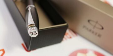 Почему стоит дарить ручки с гравировкой и их достоинства