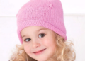 Как выбирать демисезонные трикотажные шапки для девочек