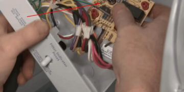 Почему холодильник постоянно щелкает и способы ремонта