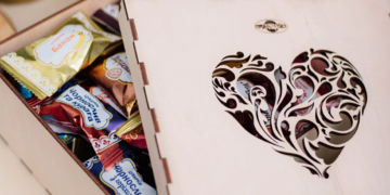 Солодкі новорічні подарунки в упаковці з дерева