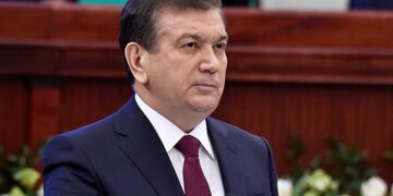 What decrees and resolutions does the President of Uzbekistan give?