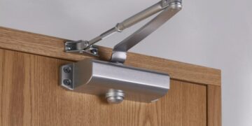 Дверний доводчик: огляд різновидів та ключові критерії вибору