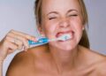 Як правильно чистити зуби: основні правила та корисні поради