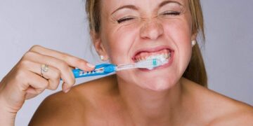 Як правильно чистити зуби: основні правила та корисні поради