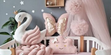 Bed linen for a baby cot: types, features and recommendations for choosing