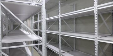 Металлические стеллажи – надежность и практичность хранения