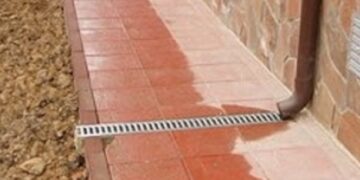Дожди, брызги, отмостка как организовать отвод воды, чтобы не было бед